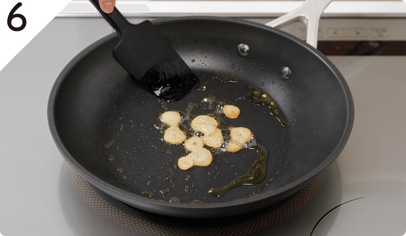 フライパンにオリーブオイル、にんにくを入れて弱火にかけ、こんがりと色がついたら取り出す。