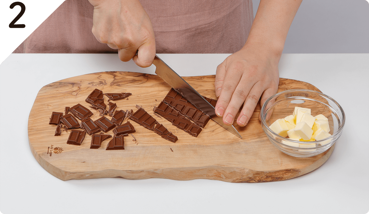 バターを1cm弱の角切りにする。板チョコは約1cmのざく切りにする。