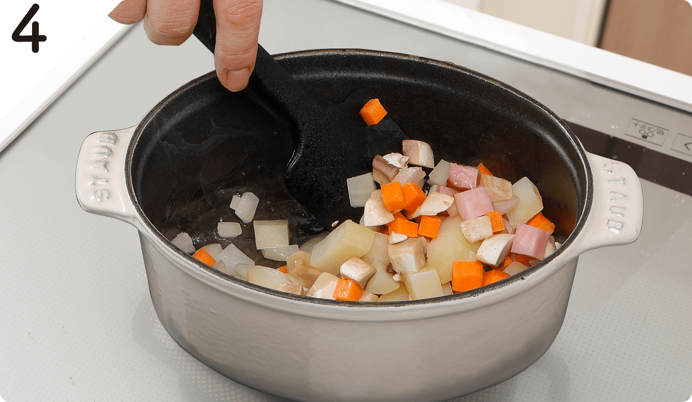 鍋にバターを中火で熱し、たまねぎを入れ、しんなりするまで炒める。たまねぎ以外の❶の材料を加えて、さらに炒める。