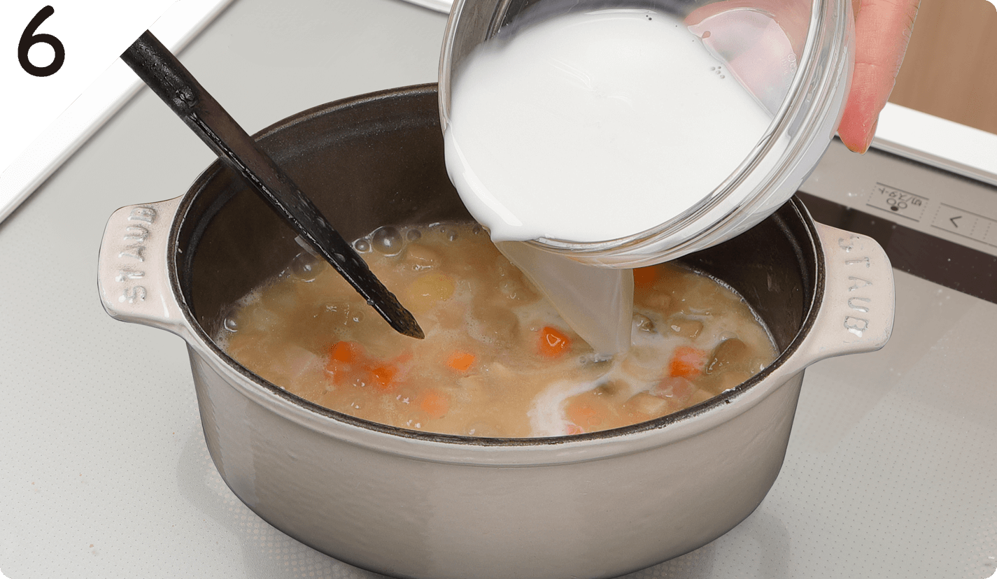 ❸のスープを注ぎ、野菜が柔らかくなるまで5~10分煮る。あさり、牛乳を加え、1〜2分あたためる。