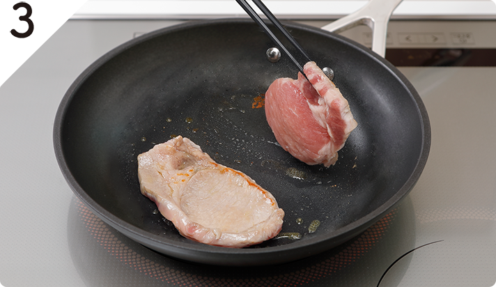 フライパンにオリーブオイルを中火で熱し、盛りつけたとき表になる面から豚肉を焼く。