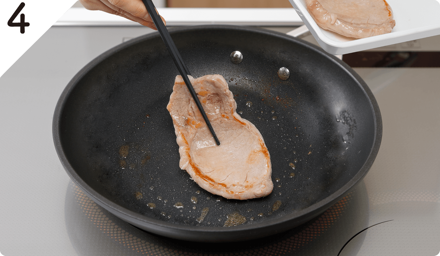 焼き色がついたらひっくり返して裏面を焼き、バットに取り出す。