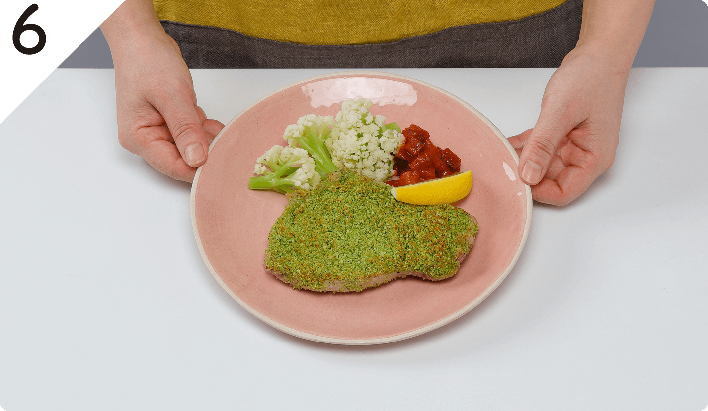 220℃に予熱したオーブンに3~5分入れて焼き色がついたら皿に盛り、レモンを添える。
