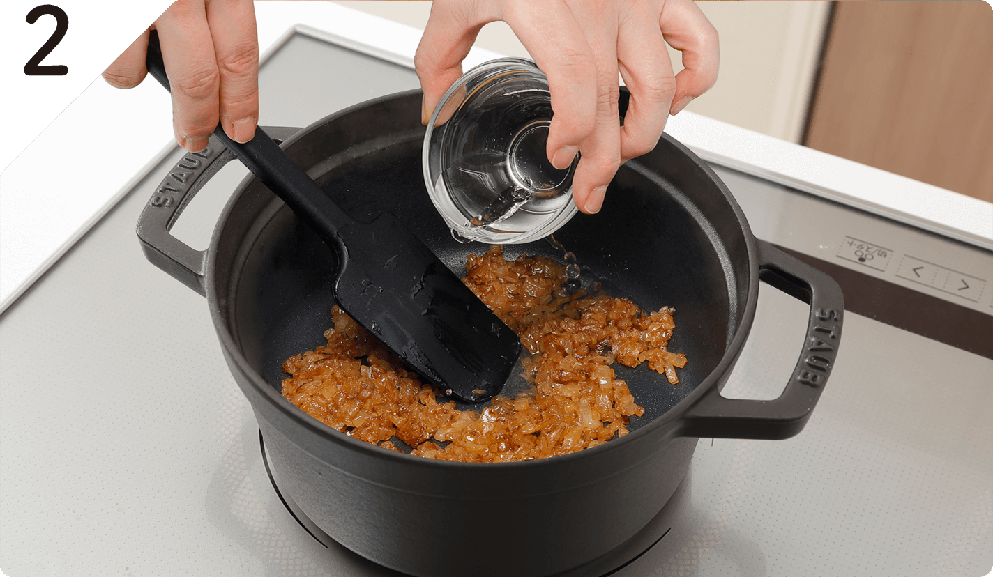 鍋にサラダ油を中火で熱し、たまねぎを茶色くなるまで炒め、水（分量外・大さじ2）を加え、水分がなくなるまで炒める。