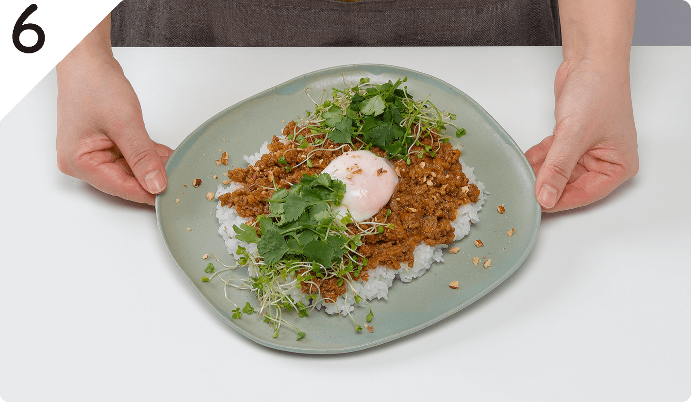 皿にご飯と❺のカレーを盛り、お好みで温泉卵やナッツ、香味野菜をトッピングする。