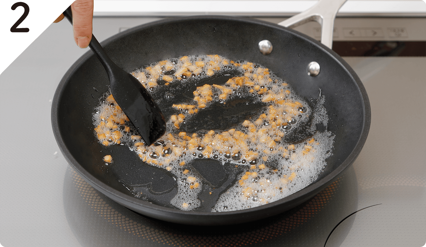 フライパンにサラダ油少量（分量外）、にんにくを入れて弱火で茶色くなるまで炒め、ボウルに取り出す。