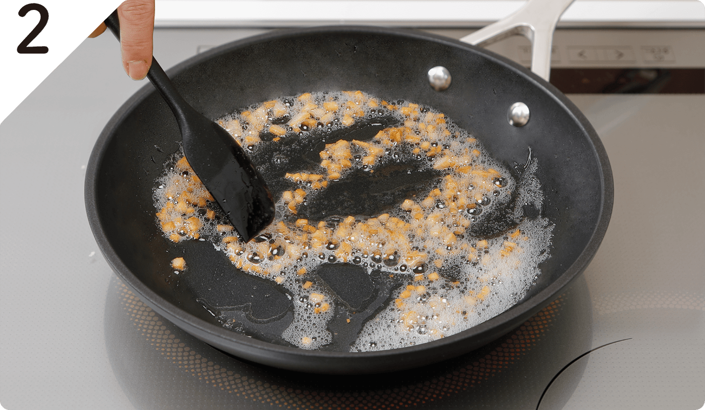 フライパンにサラダ油少量(分量外)、にんにくを入れて弱火で茶色くなるまで炒め、ボウルに取り出す。