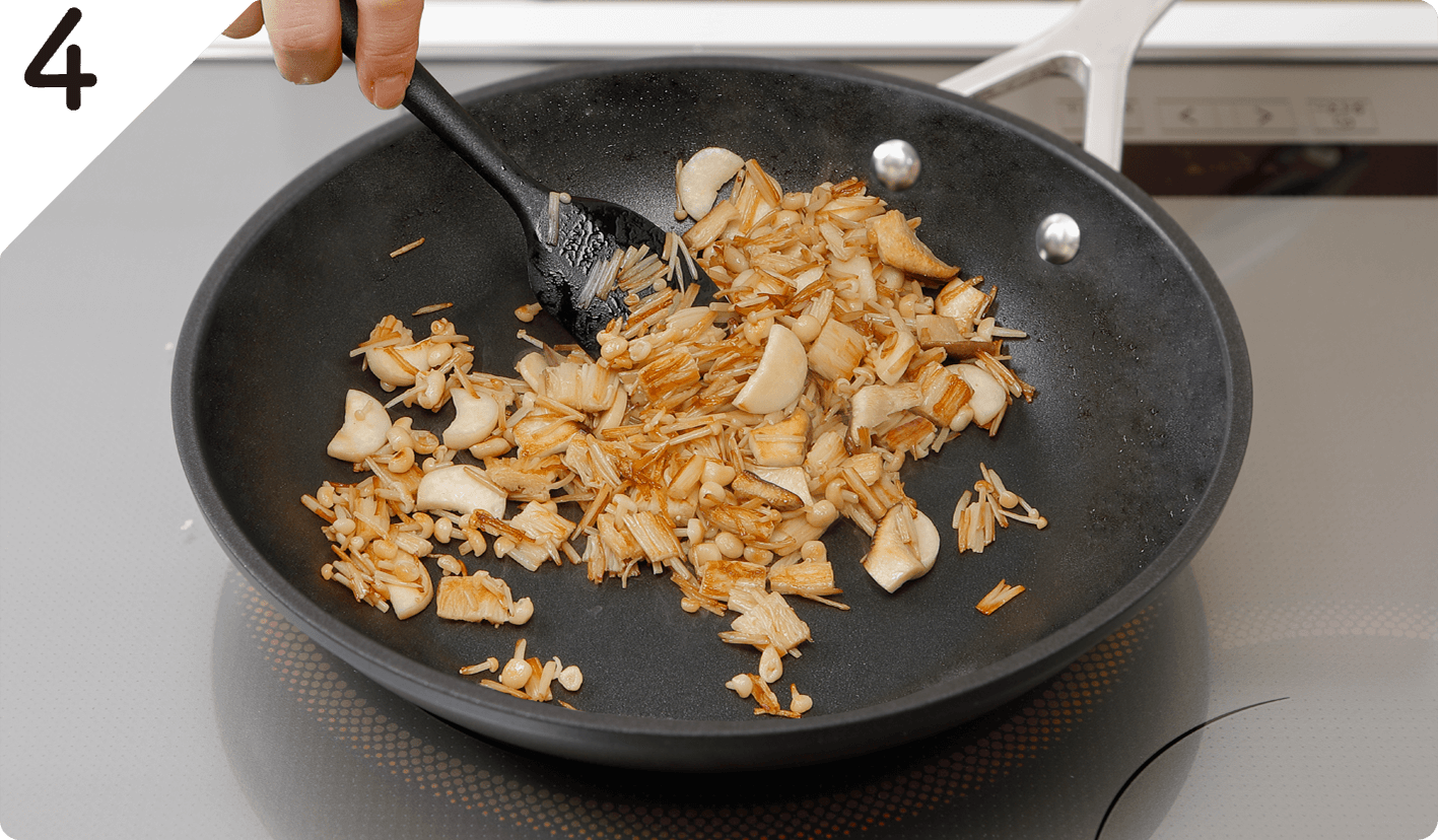 フライパンにサラダ油少量(分量外)を強火で熱し、きのこ類を入れ焼き色がついたら❷のボウルに加える。