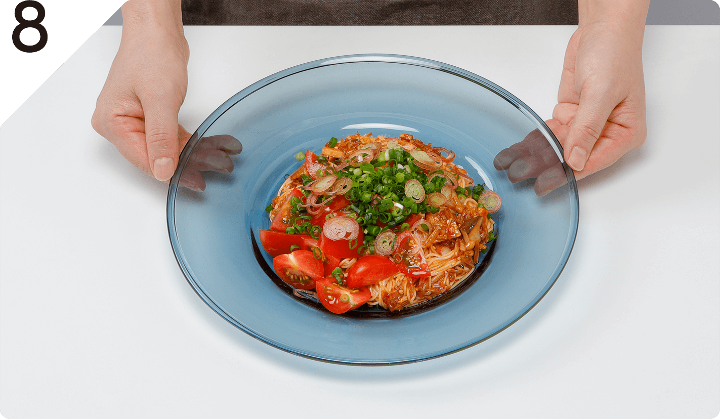 皿に盛り、お好みでミニトマトや薬味をトッピングする。