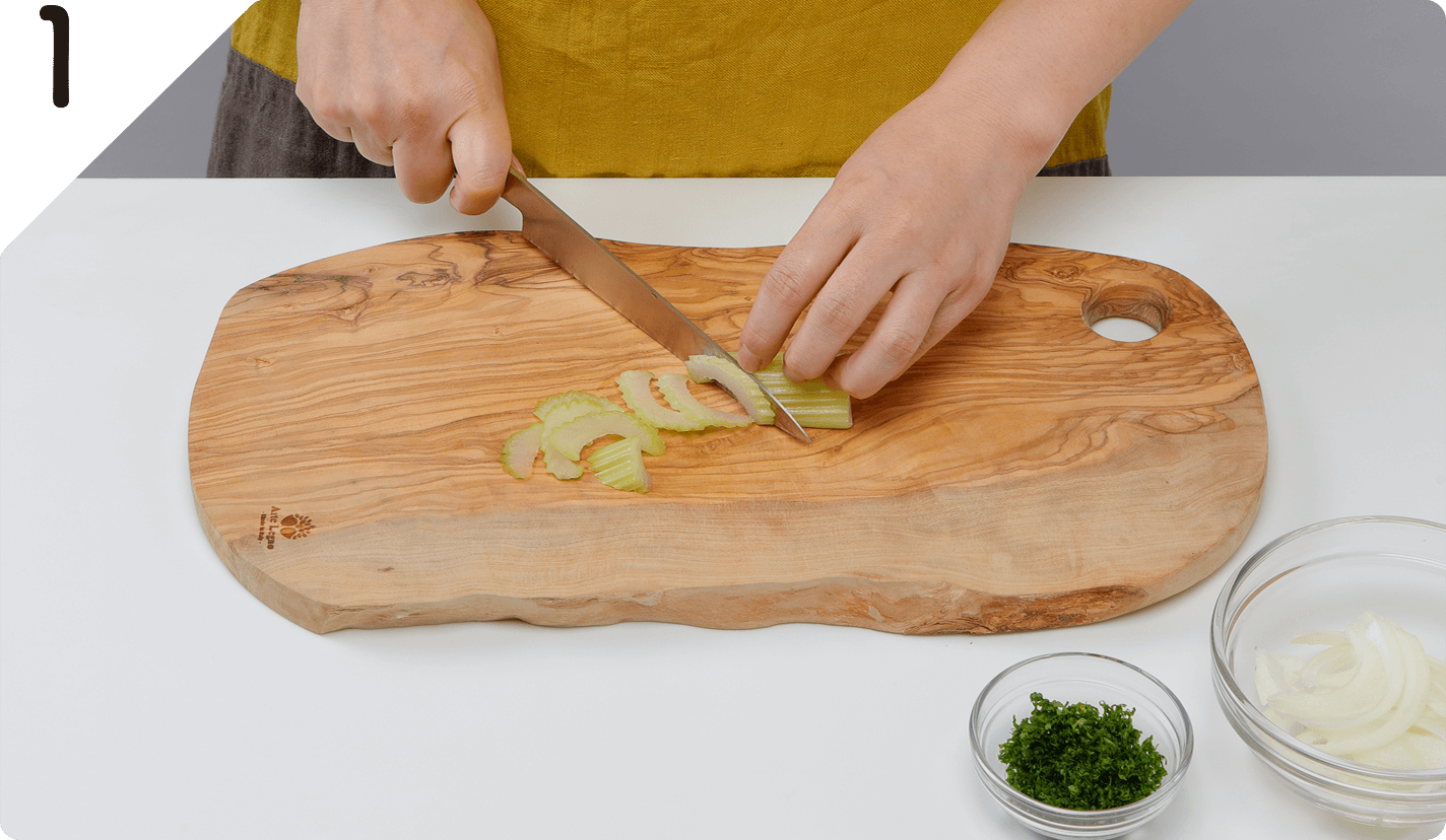 たまねぎ、セロリは薄切りにする。パセリはみじん切りにする。鶏肉は全体に塩麹を塗り約10分おく。