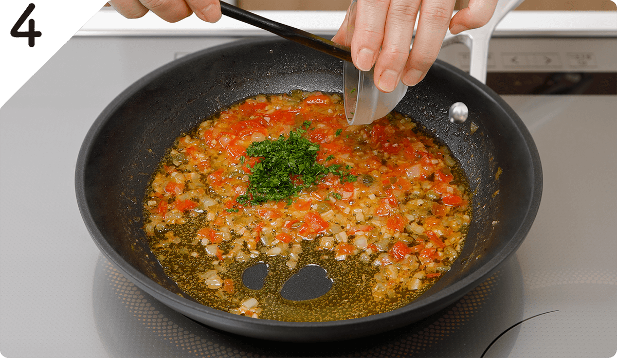 さらにパセリを加え混ぜたらボウルに移し、塩・こしょうで味をととのえる。