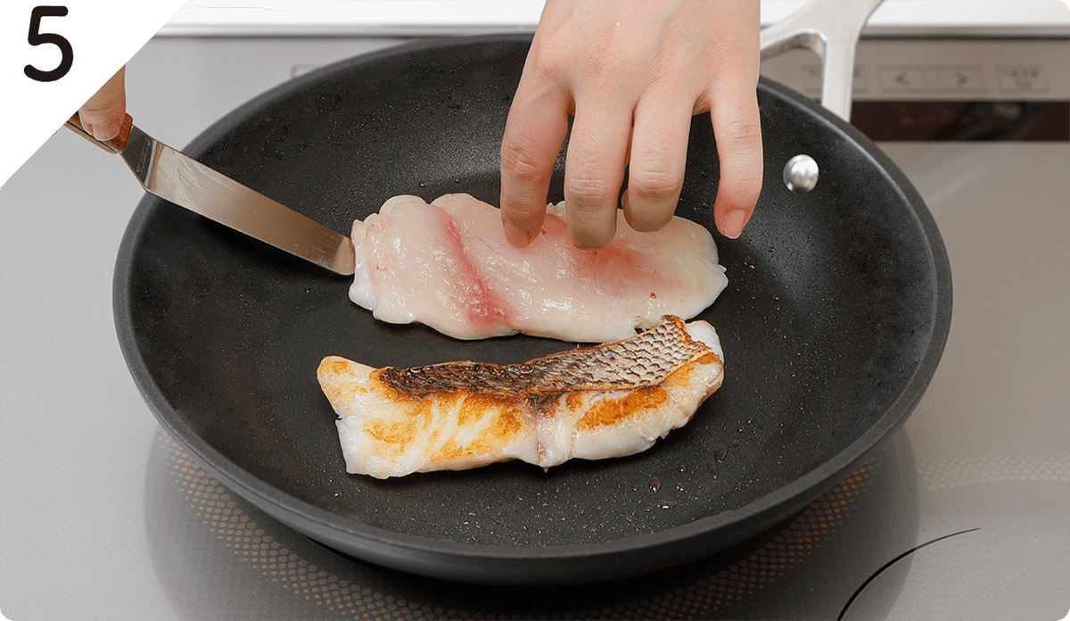 フライパンにオリーブオイルを中火で熱し、白身魚の皮目から焼き色をつけ、両面を焼く。