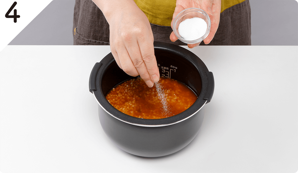 炊飯器に❶のもち米、❷の戻し汁、調味料すべてを入れ、2合の線まで水を加えて混ぜ、塩で味をととのえる。