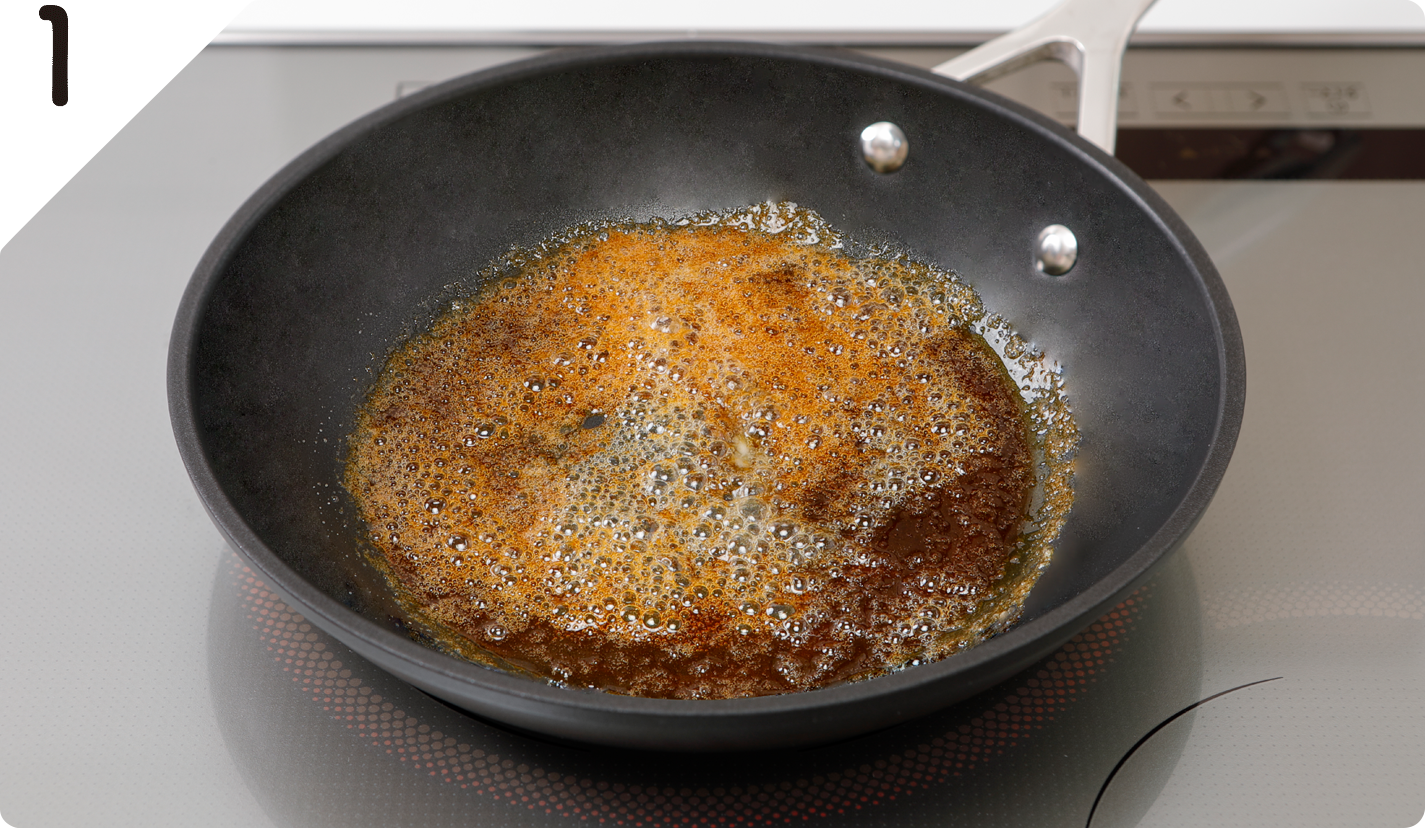 フライパンにグラニュー糖、水を入れて中火で加熱し、キャラメル色に変化したらバターを加え溶かす。