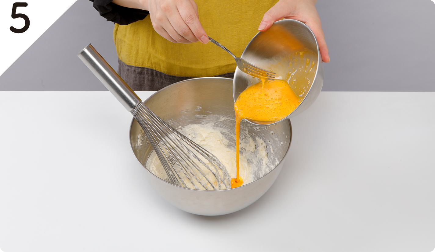 溶き卵を5回に分けて加え、その都度しっかりと混ぜる。