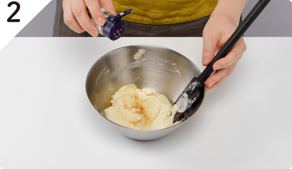 バターを加えて混ぜ溶かし、塩、ナツメグで味をととのえる。