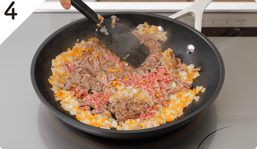 にんにく、挽き肉を加えて色が変わるまで炒める。