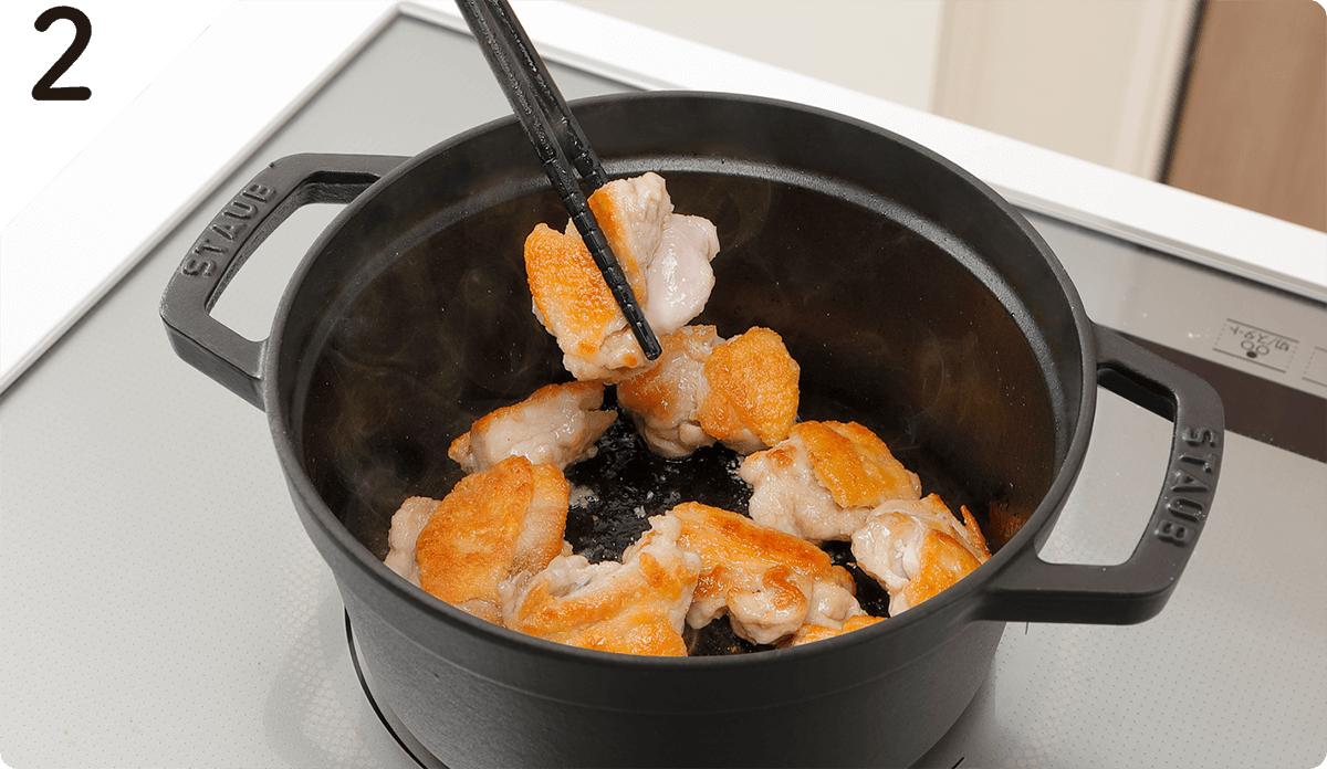 鍋にオリーブオイル（大さじ1/2）を中火で熱し、鶏肉の皮面を下にして焼き色をつけ、ひっくり返してサッと火を通して取り出す。