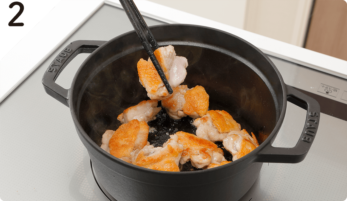 鍋にオリーブオイル(大さじ1/2)を中火で熱し、鶏肉の皮面を下にして焼き色をつけ、ひっくり返してサッと火を通して取り出す。