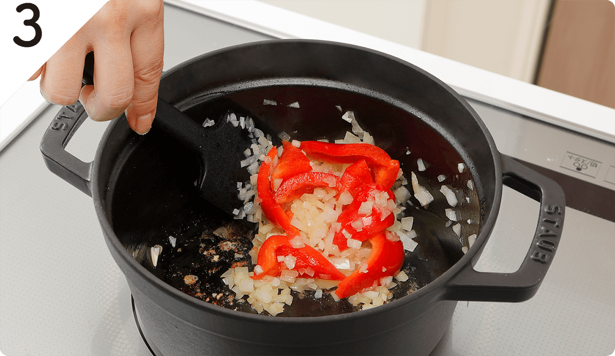❷の鍋にオリーブオイル（大さじ1/2）、にんにくを入れて弱火で熱し、香りが出たらたまねぎを加えてしんなりするまで炒め、さらにパプリカを加えサッと火を通す。
