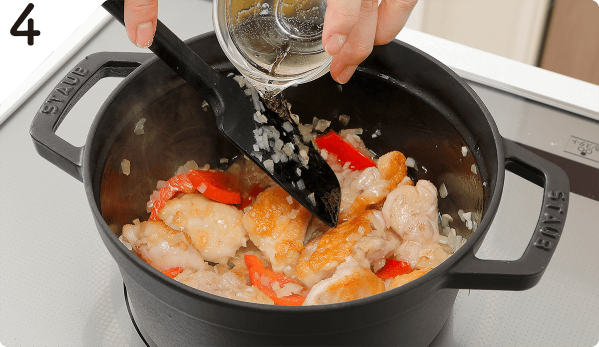 鶏肉を戻し入れ、白ワインを加えて水分がなくなる直前まで煮詰める。