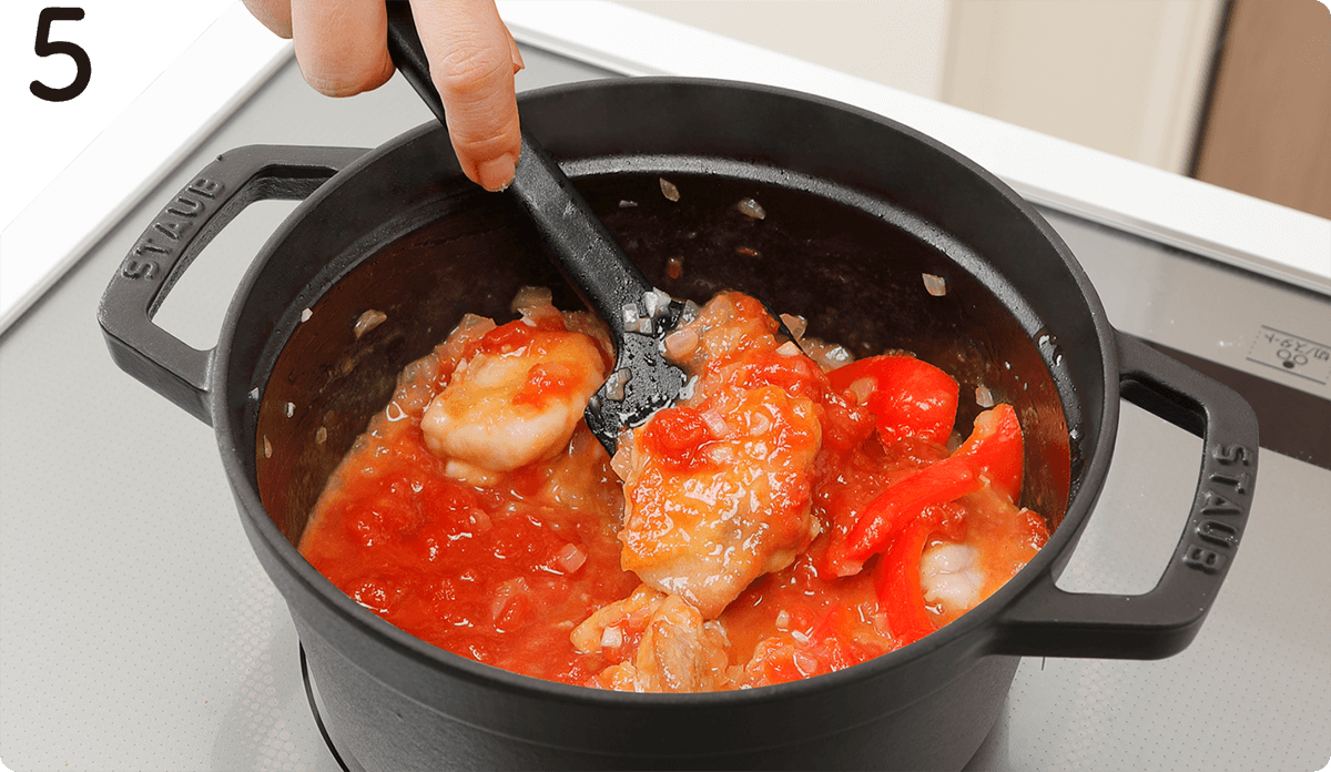 トマト缶を加えて焦げないように何度か混ぜながら約10分間、弱火で煮込み、塩・こしょうで味をととのえる。