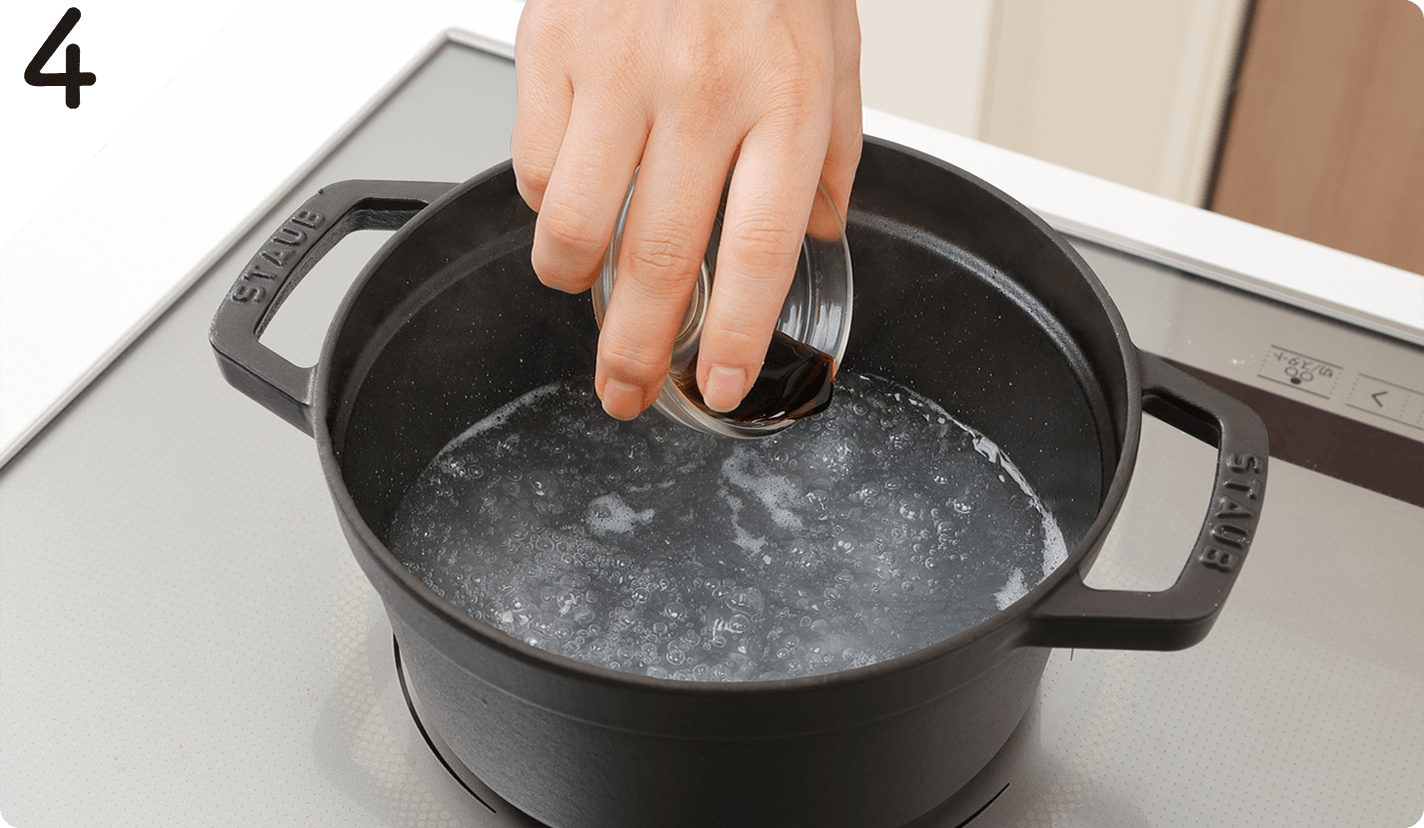 鍋に水、鶏ガラスープの素を入れ、ひと煮立ちしたら、酒、しょうゆ、ごま油を加え、塩で味をととのえる。