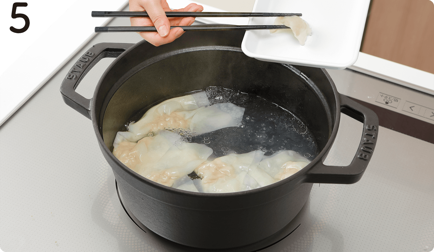 別の鍋にお湯を沸騰させ、❸のワンタンを入れ、浮き上がってきたら約2分茹でて皿に盛る。