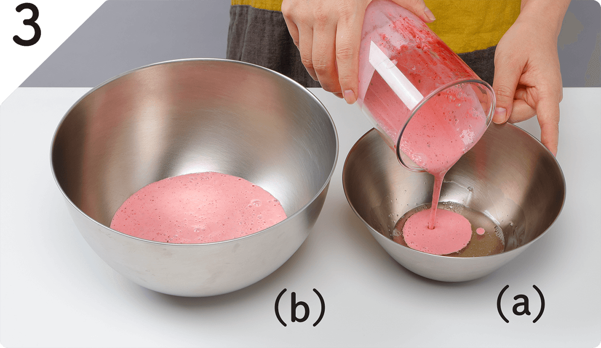 ボウル(a)の板ゼラチンを湯せんにかけて溶かす。❷をボウル(b)に移す。その際、少量を残し、ボウル(a)の板ゼラチンに加えてなじませたら、ボウル(b)に戻し、混ぜ合わせる。