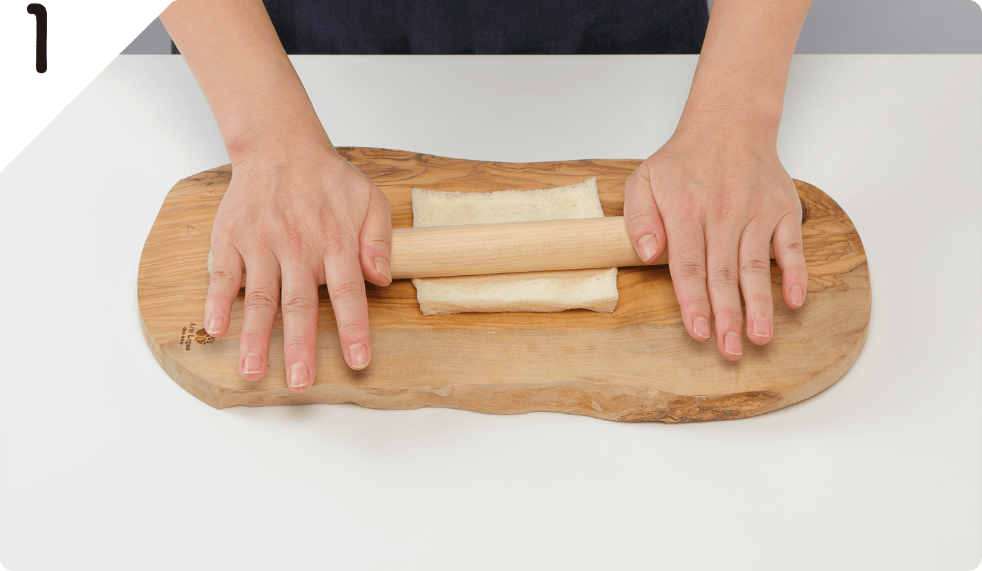 食パンは耳を切り落とし、麺棒でつぶすように薄くのばす。