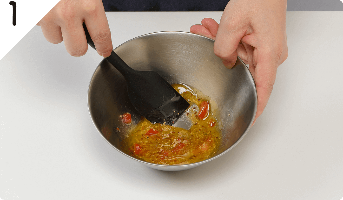 ミニトマトはみじん切りにしてボウルに入れ、ドレッシングの材料すべてを加え混ぜ、塩で味をととのえる。