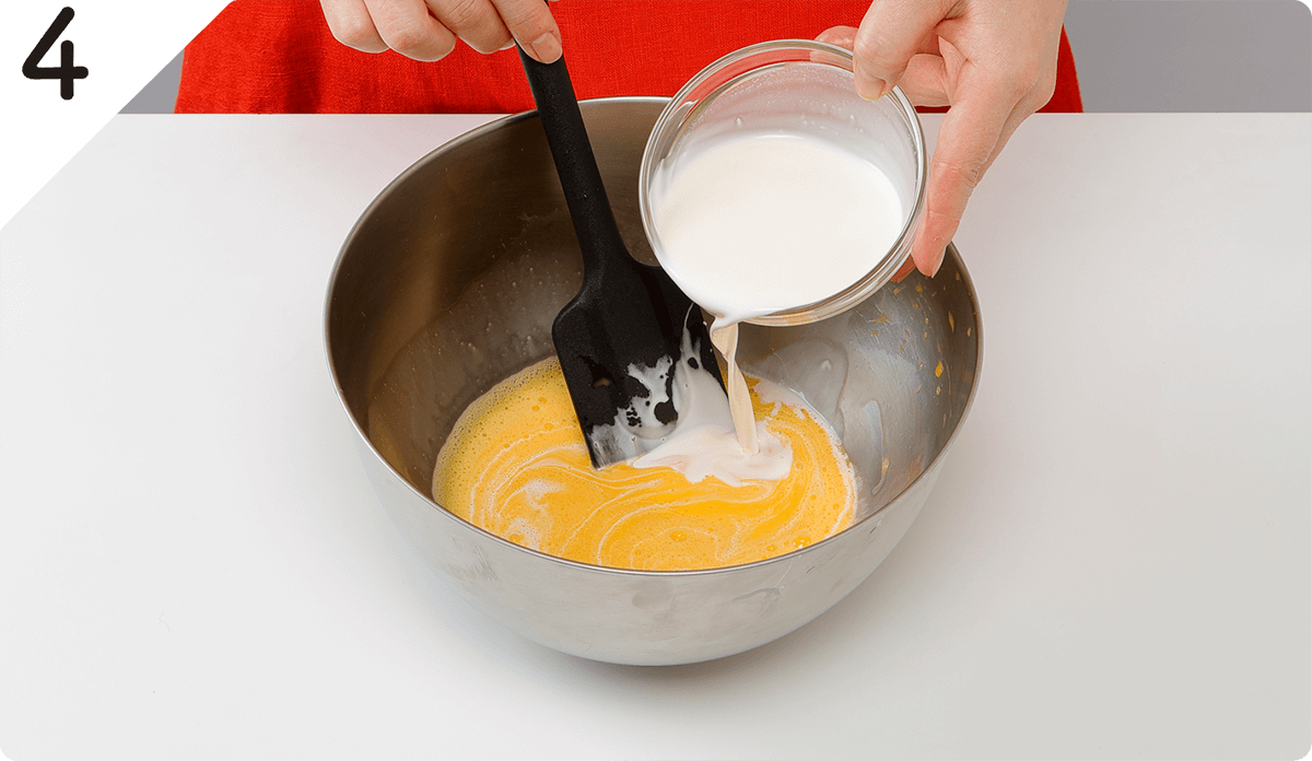 ボウルに卵を入れて泡立て器で混ぜ、ザルでこして生クリームを加え、ゴムベラで混ぜる。