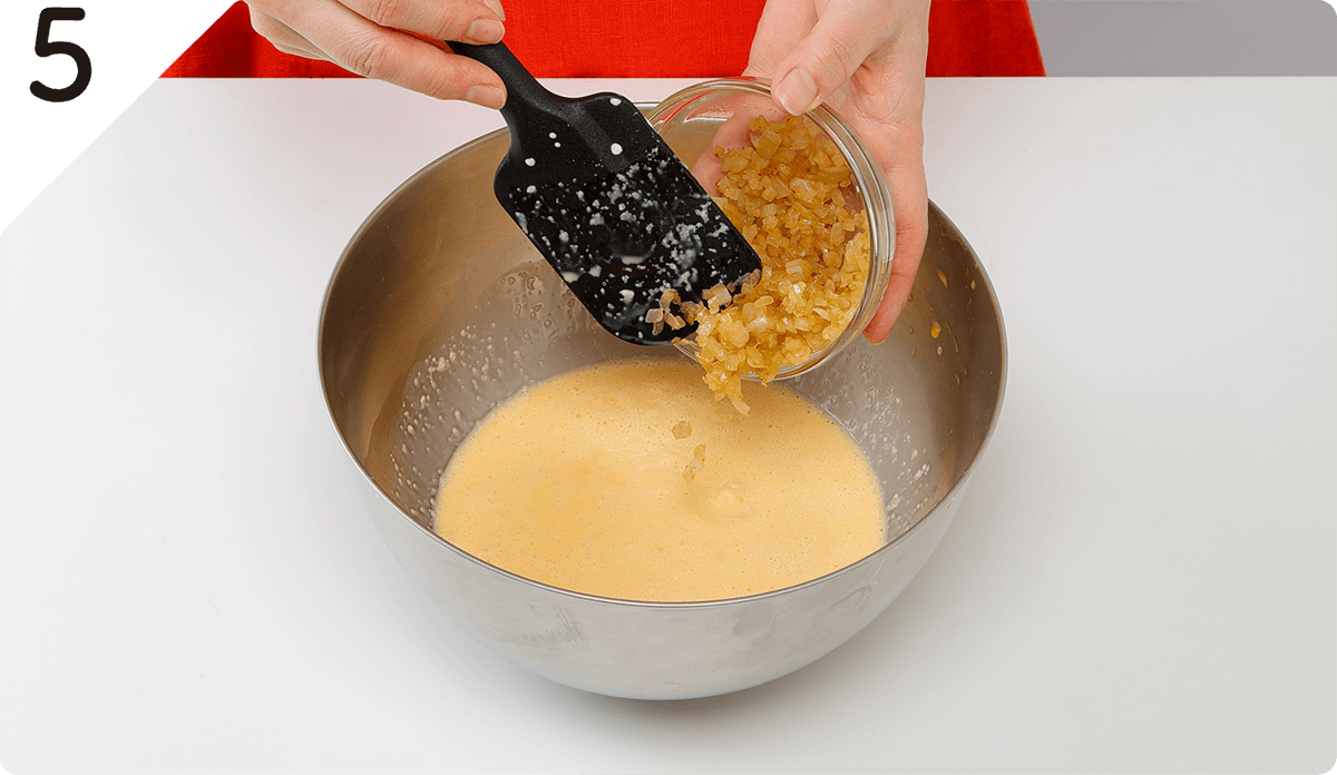 パルメザンチーズを加え混ぜ、塩、こしょうで味をととのえて③のたまねぎを加え混ぜる。