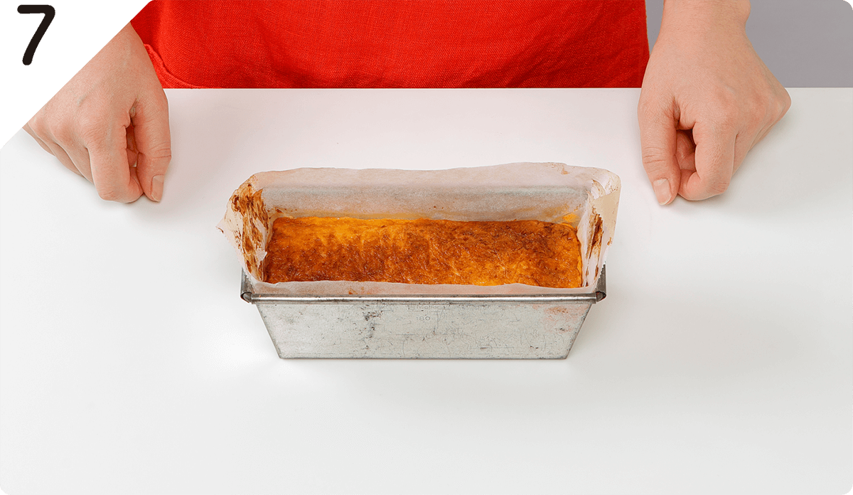180℃のオーブンで30~35分焼く。形崩れ防止のため、粗熱が取れるまで、型に入れたまま冷ます。