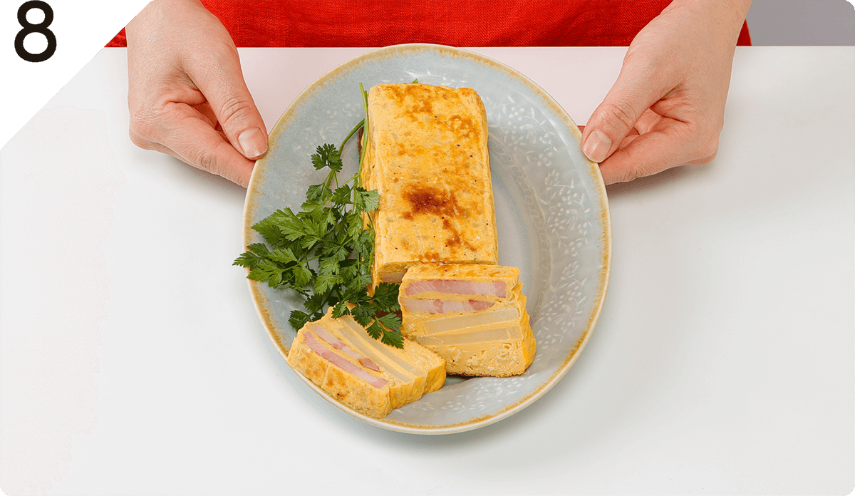 型から取り出し、食べやすい厚さに切って皿に盛り付ける。お好みでパセリを散らす。または、お好みのハーブを添える。