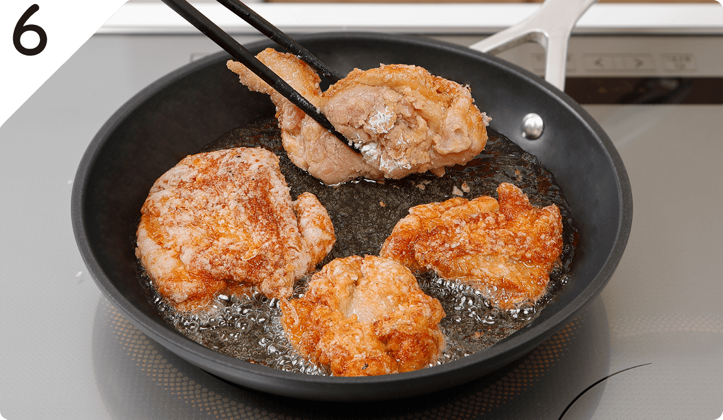 フライパンに深さ1~2cmほどの油を入れて170℃に熱し、揚げ焼きにする。