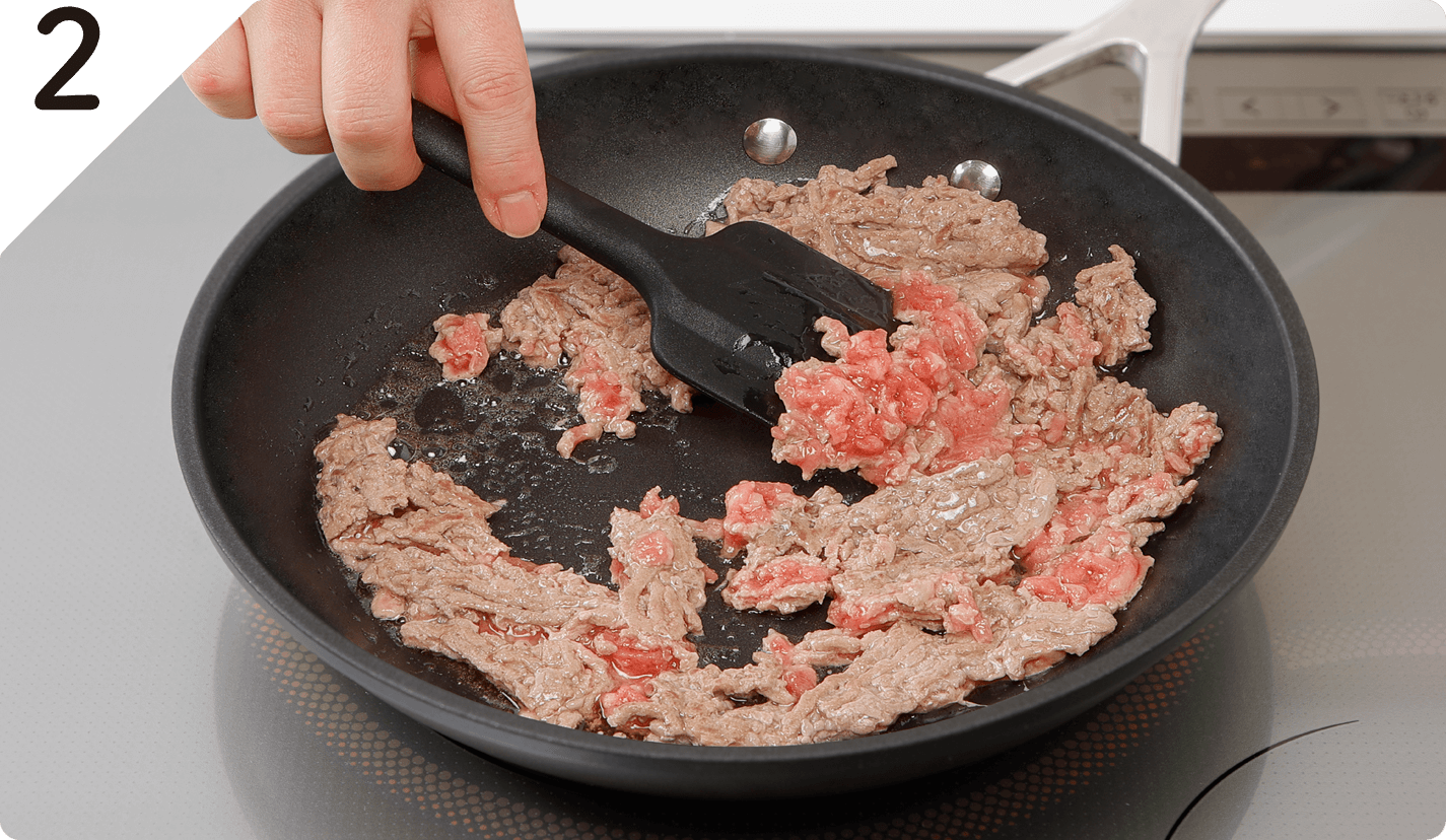 フライパンにごま油を中火で熱し、豚ひき肉を入れて色がついたら、ひっくり返し、塩、長ねぎ、Aを加えて、軽くほぐしながら炒める。
