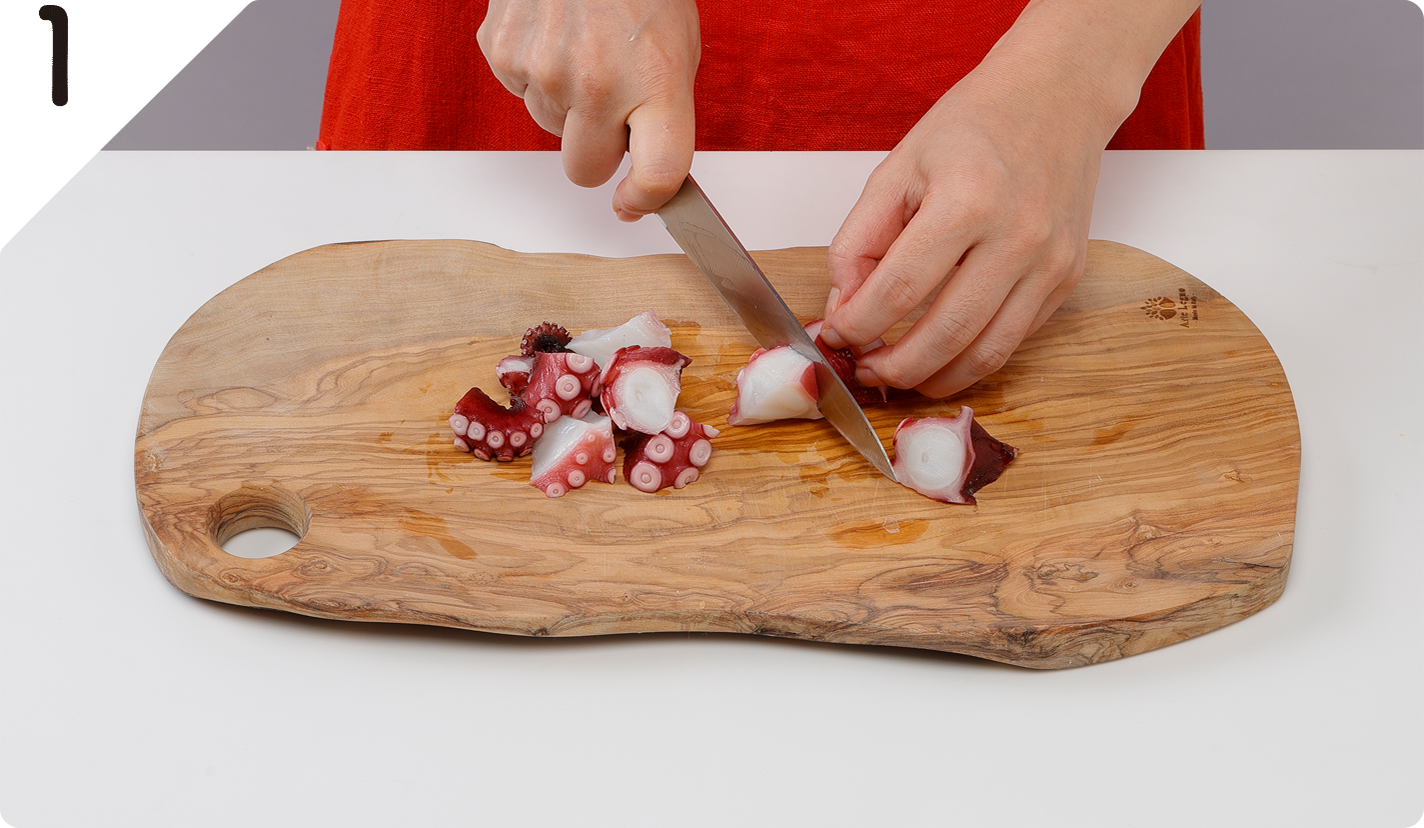 パセリは洗って水気をしっかりと拭き取り、葉のみを使用する。たこは、ひと口大の乱切りにする。