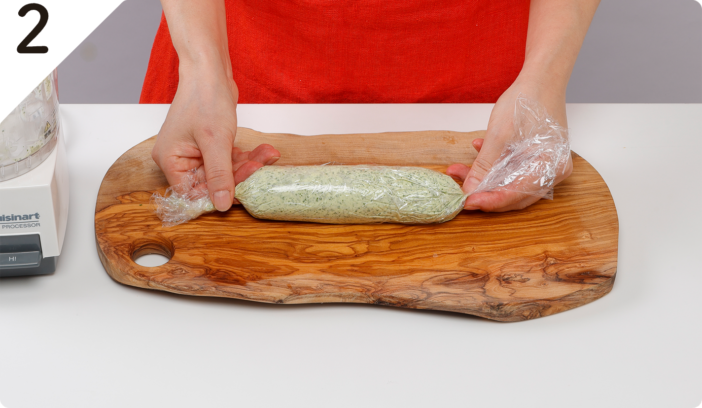 フードプロセッサーにエスカルゴバターの材料をすべて入れて攪拌する。ラップに取り出して棒状に包み、冷凍庫で冷やし固める。