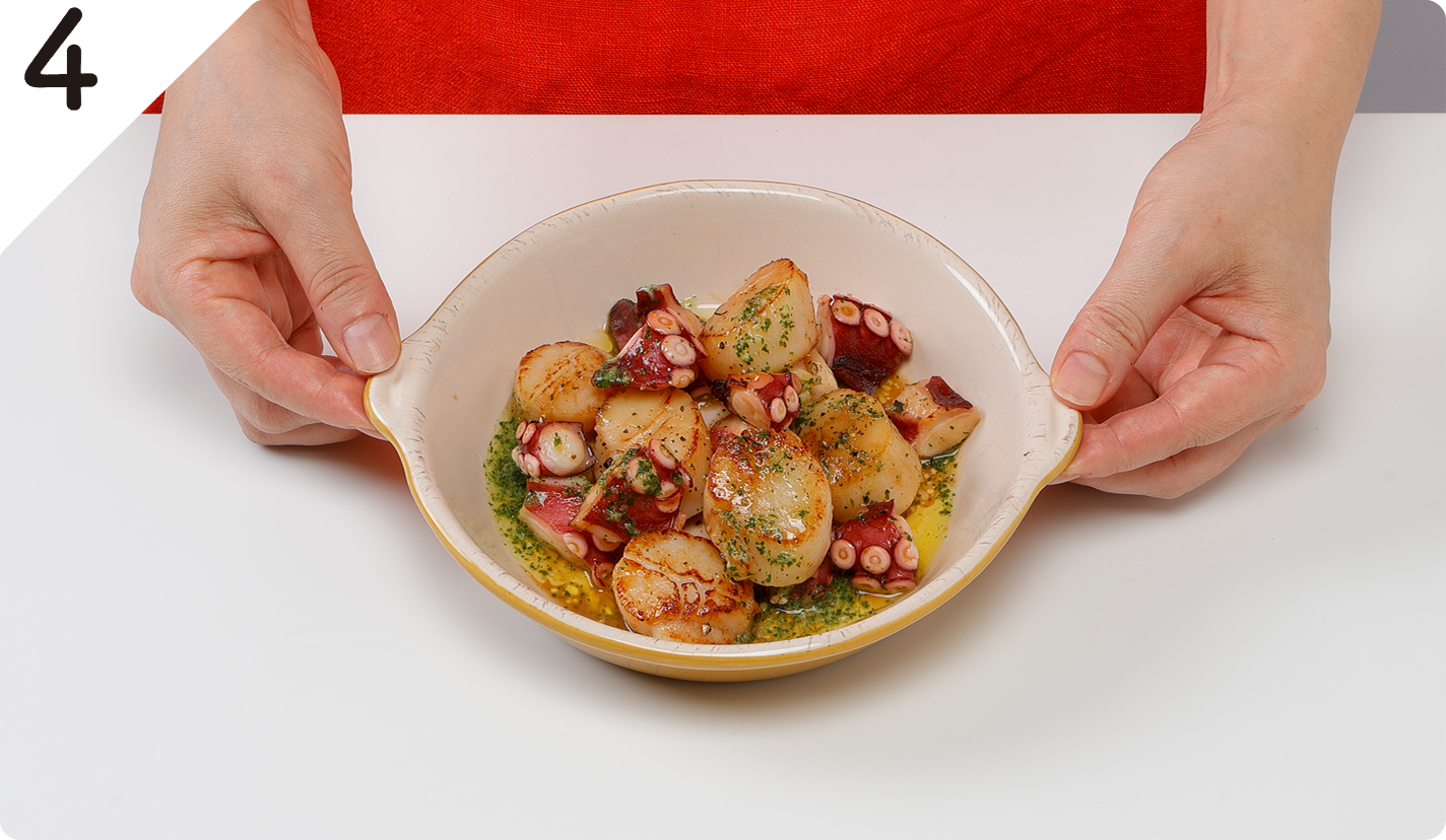 皿に盛り付けて、お好みでこしょうをふる。