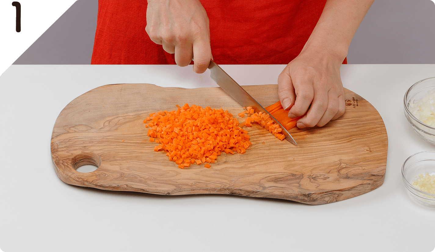 玉ねぎ、にんじん、にんにくはみじん切りにする。