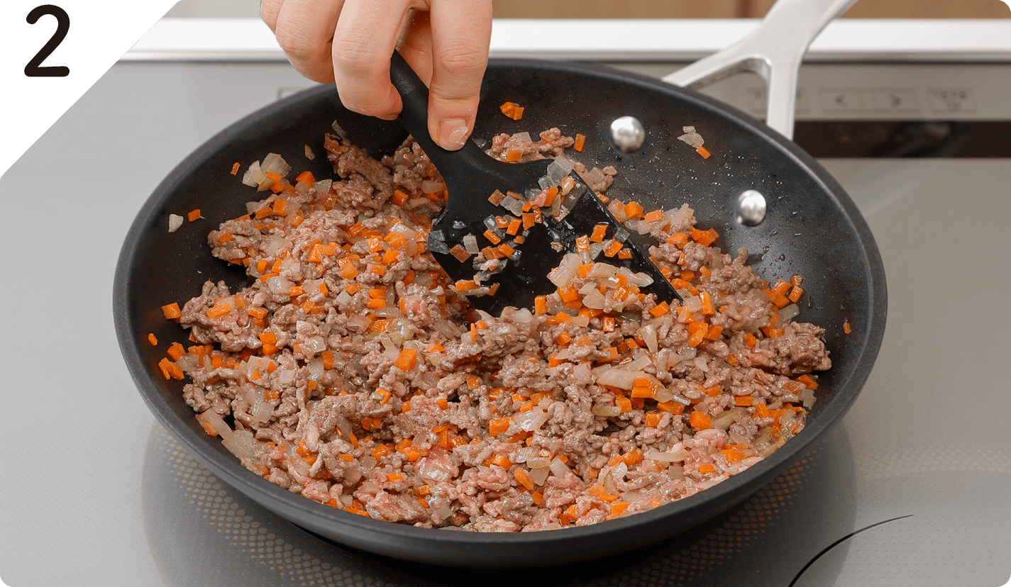 フライパンにオリーブオイルを中火で熱し、玉ねぎ、にんじんを炒め、しんなりしたら挽き肉を加えて炒める。