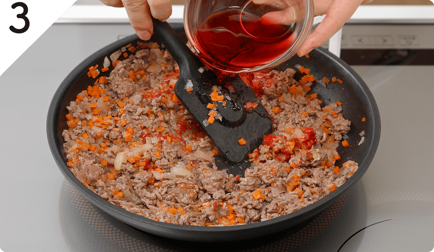 ❷に小麦粉を加えて混ぜながら火を通し、にんにく、トマトペースト、赤ワインを加えて水分がなくなるまで煮詰める。ナツメグ、塩、こしょうで味をととのえ、バットに移して冷ます。