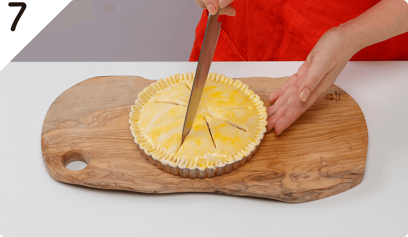 表面にナイフで数カ所刺して切り込みを入れ、200℃のオーブンで約25分焼く。粗熱が取れたら型から取り出す。