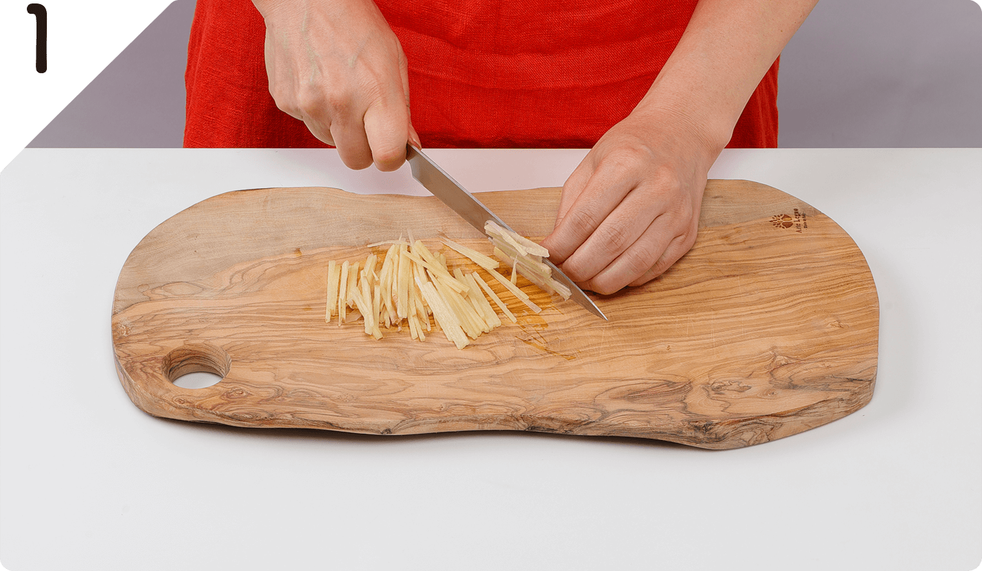 しょうがは千切りにする。