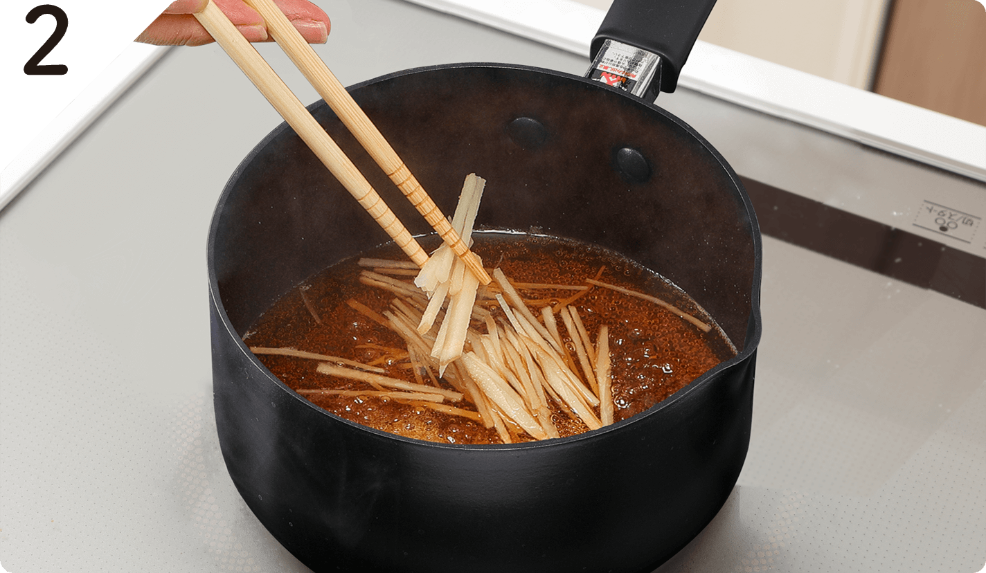 鍋に調味料をすべて入れ中火にかけ、砂糖が溶けたらしょうがを加える。