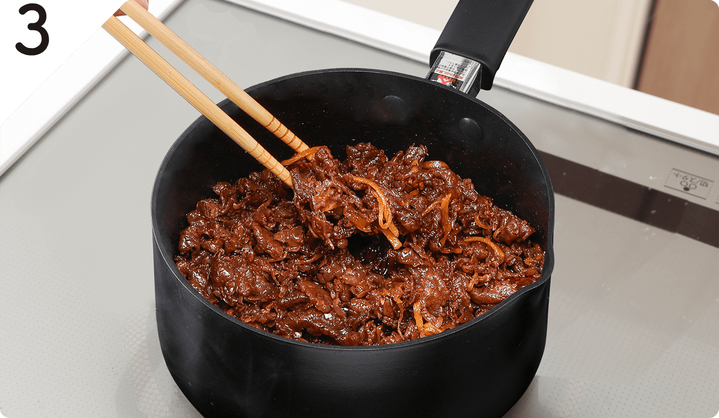 牛肉を加えて約10分、ときどき混ぜながら少し汁気が残る状態まで弱火で煮る。