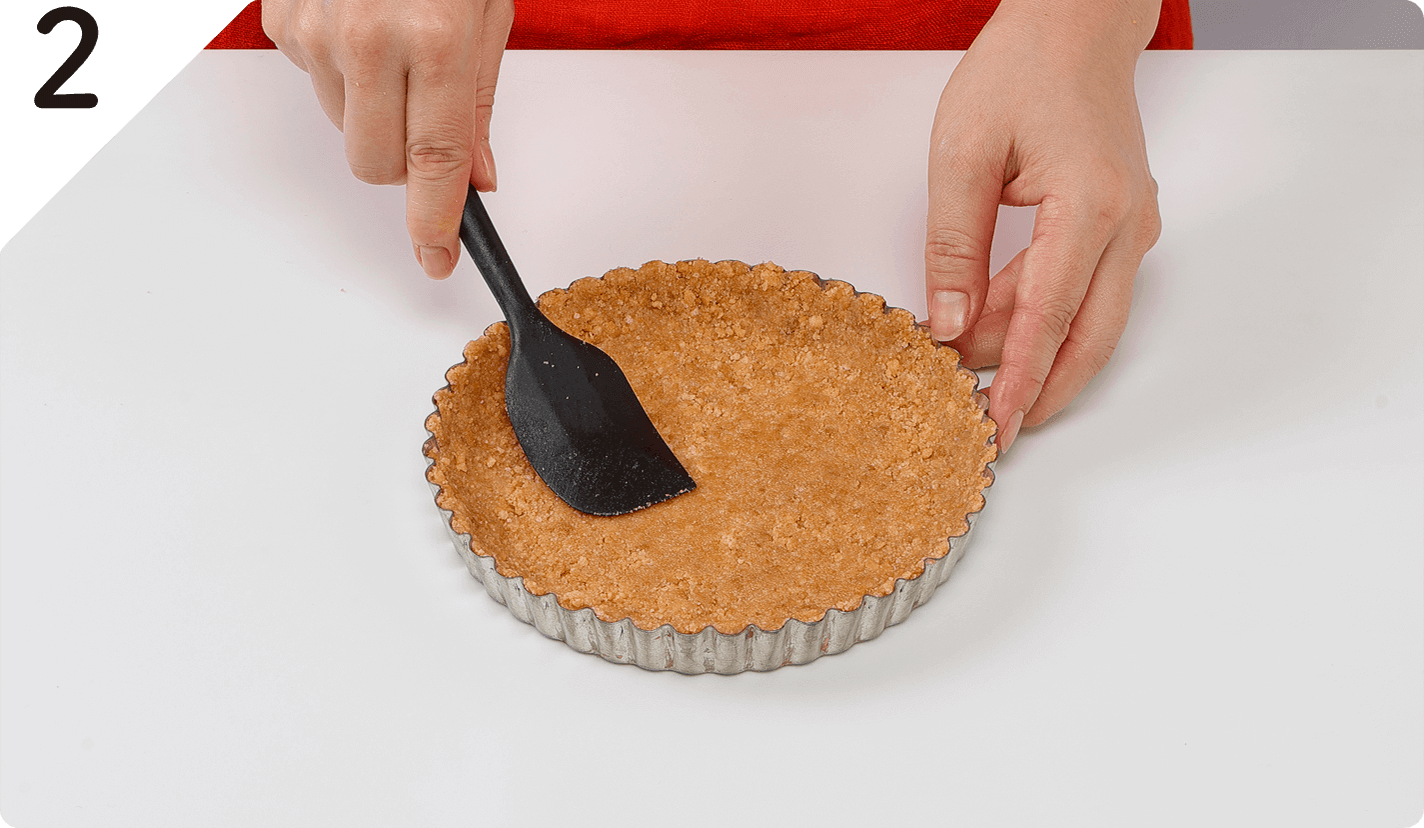 ❶を型に敷き詰める。ゴムベラで押し固めて平らにし、冷蔵庫で冷やす。