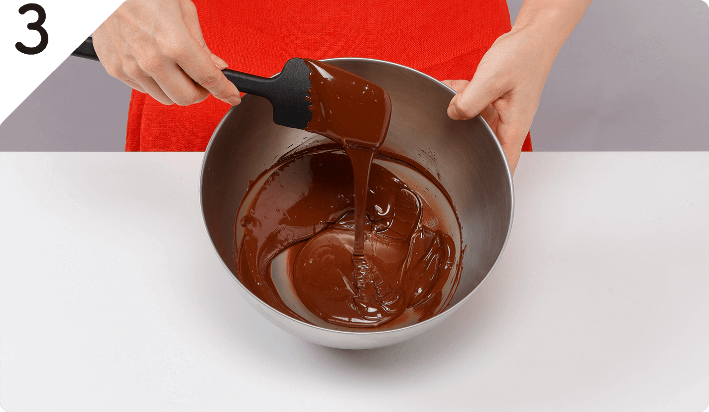 板チョコはざく切りにしてボウルに入れ、湯せん（約50℃）にかけて溶かす。