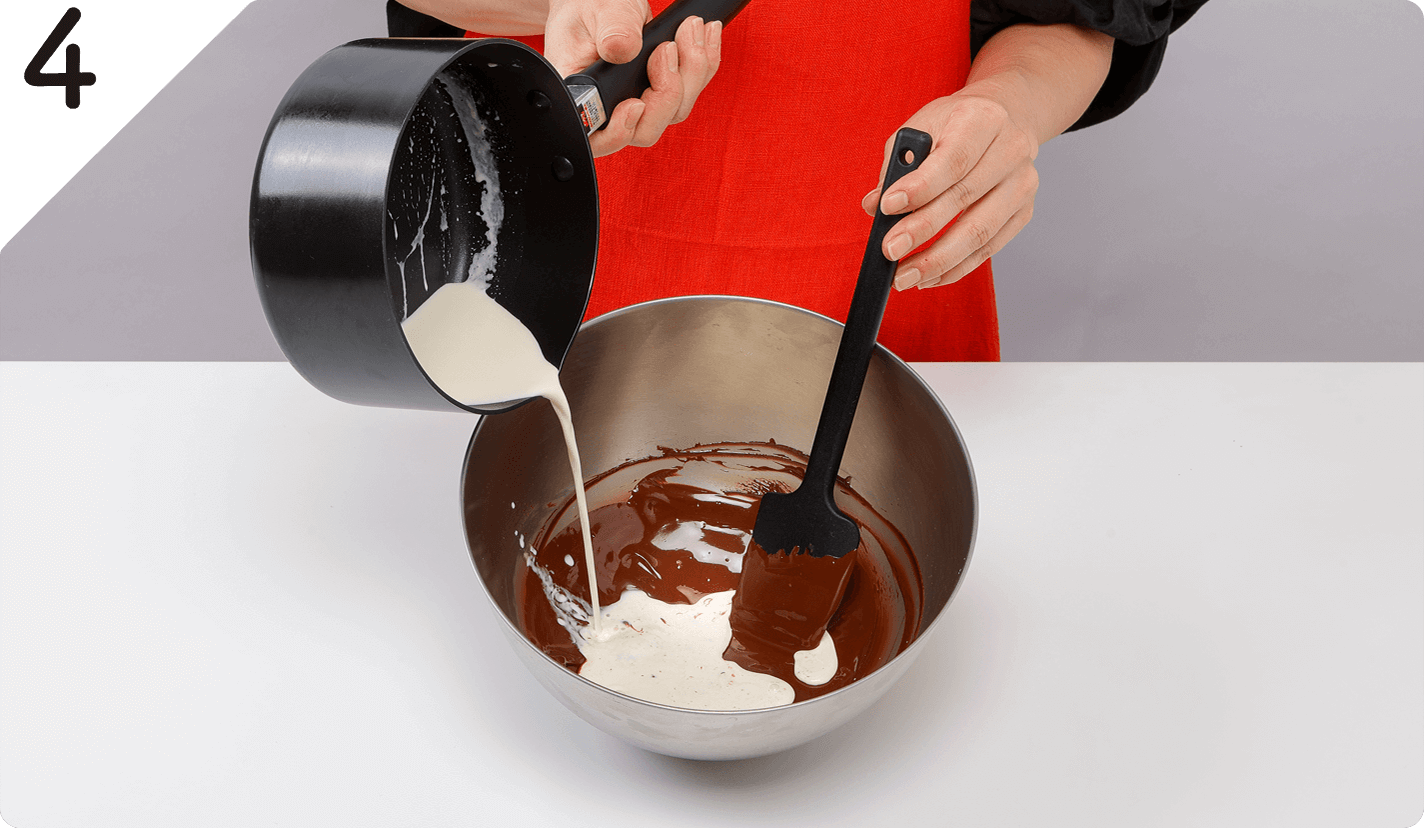 鍋に生クリームを入れて温める。沸騰直前で火を止めて少し冷まし、❸に注いでゴムベラで混ぜ乳化させる。